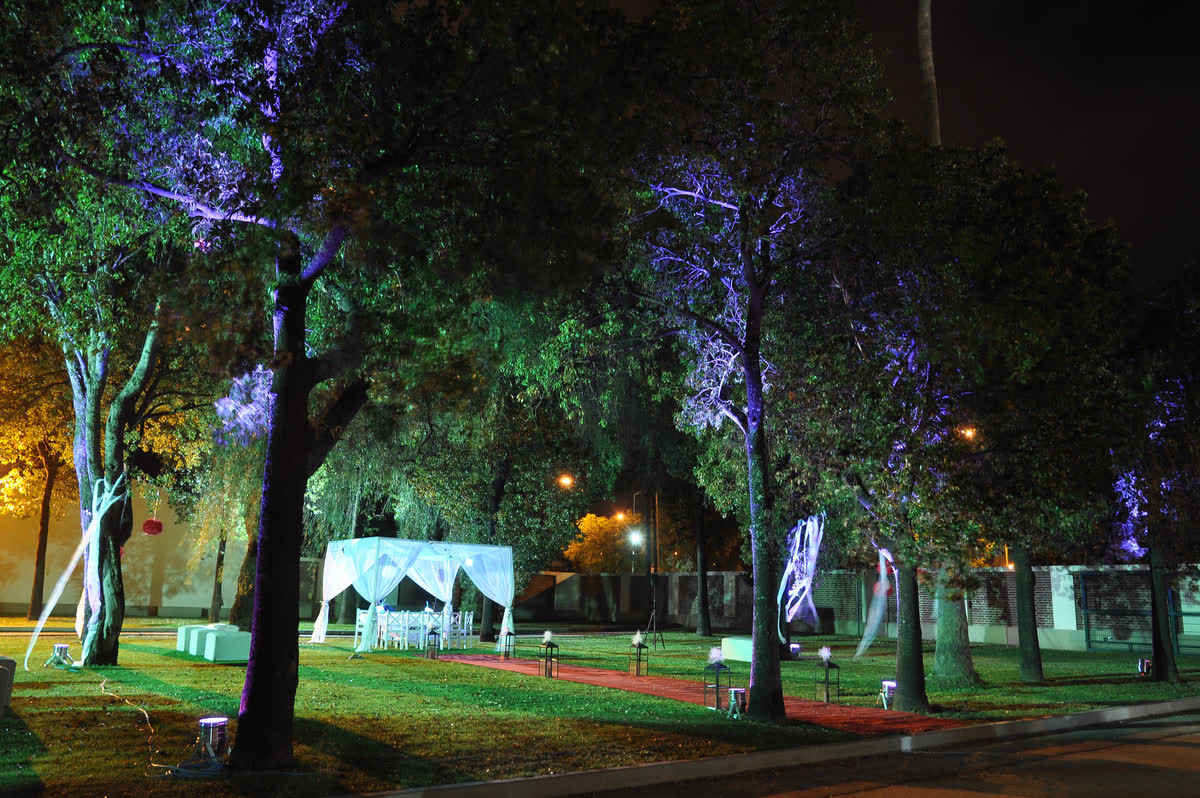 El jardín de Andén iluminado de noche